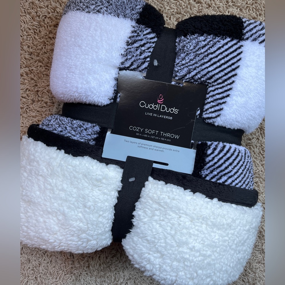 NWT cuddle duds cozy soft throw